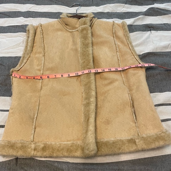 Carraig Donn vest. Fur (faux??) inside and suede (faux??) outside. Size L - Picture 4 of 6